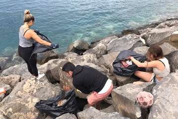 Limpieza de la escollera sur del muelle de Taliarte (Foto Pedro Martel/Wendy Cruz)